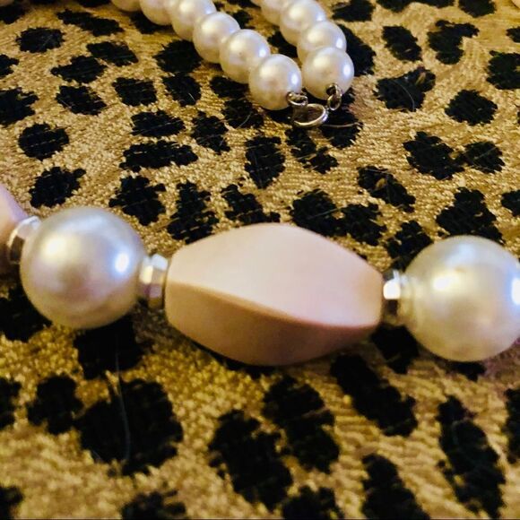 Vintage faux pearl and blush bead necklace. - Picture 2 of 4